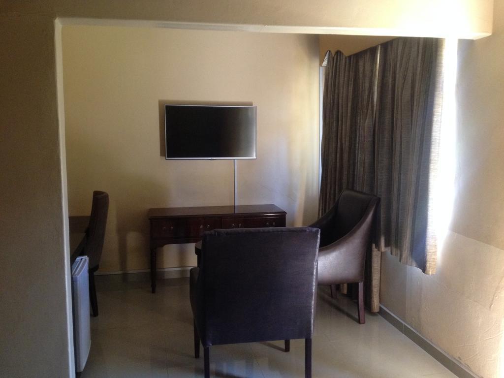 Kadoma Hotel & Conference Centre Buitenkant foto