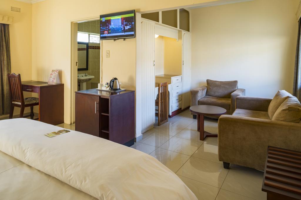 Kadoma Hotel & Conference Centre Buitenkant foto