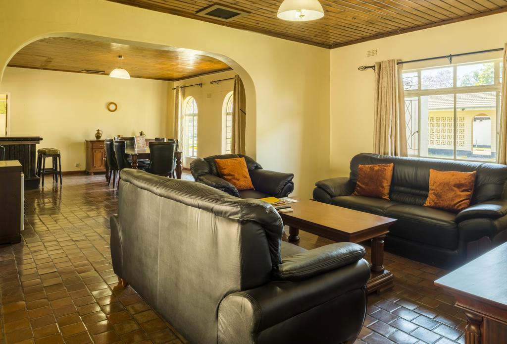 Kadoma Hotel & Conference Centre Buitenkant foto
